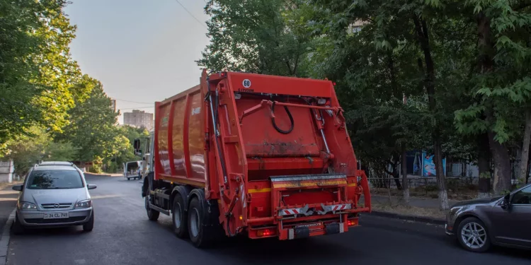 Երևանի քաղաքապետարանը հրատապ կարգով 8 մեքենա և 9 շարժիչ կգնի աղբահանության համար