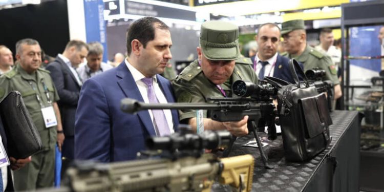 Նախարար Պապիկյանը նոր պայմանագրեր է ստորագրել