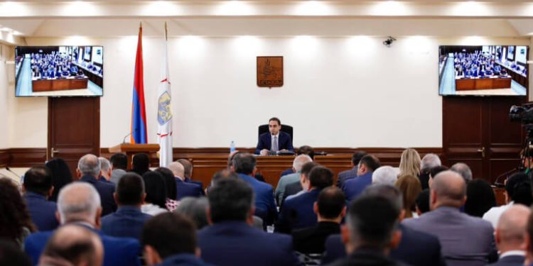 Գովազդային պաստառներով տուրիստական միկրոավտոբուսների քանակն ավելանում է, խնդրին չանդրադառնալը բերում է «մետաստազներ»․ Ավինյան