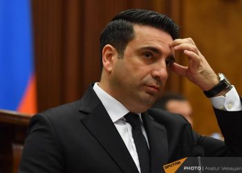 Ալեն Սիմոնյանը հարցում է անցկացնում