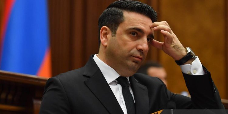 Ալեն Սիմոնյանը հարցում է անցկացնում