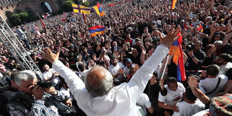 Իշխանությունը տոնական տրամադրություն ունի. «Սրբազան շարժումը» «պառակտել են». «Ժողովուրդ»