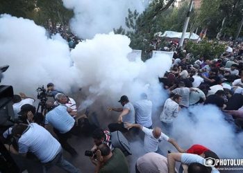 Բաղրամյան պողոտայում տուժած լրագրողներին հարցաքննելիս ճշտում են՝ ի՞նչ կապ ունեն շարժման առաջնորդի հետ. «Ժողովուրդ»