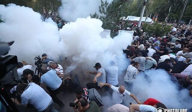 Բաղրամյան պողոտայում տուժած լրագրողներին հարցաքննելիս ճշտում են՝ ի՞նչ կապ ունեն շարժման առաջնորդի հետ. «Ժողովուրդ»