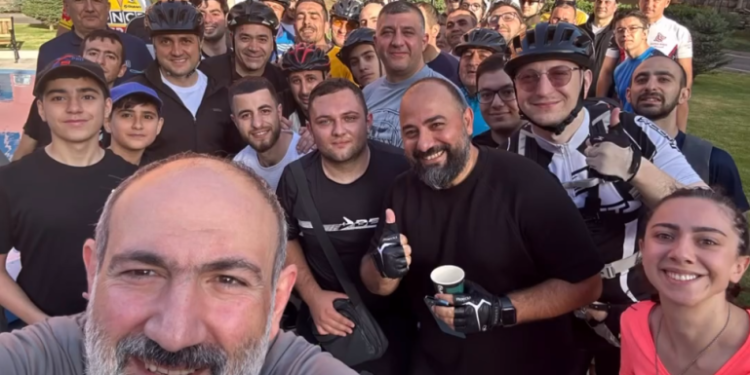 «Հեծանիվը համերաշխություն է, հեծանիվը ներշնչանք է». Փաշինյանը կրկին հեծանիվ է վարել քաղաքացիների հետ