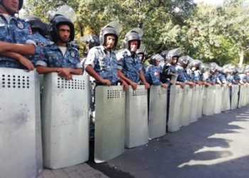 ԱԺ-ի մոտ իրավիճակը գերլարված է. ոստիկանությունը սպառնում է հատուկ միջոցներ կիրառել