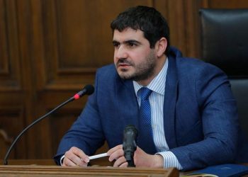 Պարո՛ն Բաբաջանյան, ես խնդրեցի չէ՞, ՀՀ ԱԺ-ում պետք է ՀՀ դրոշը լինի, ոչ թե ԵՄ. Եղոյան