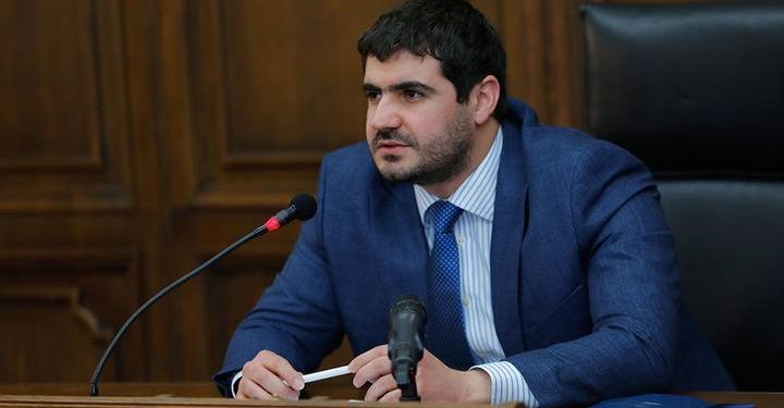 Պարո՛ն Բաբաջանյան, ես խնդրեցի չէ՞, ՀՀ ԱԺ-ում պետք է ՀՀ դրոշը լինի, ոչ թե ԵՄ. Եղոյան