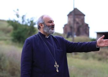 Մտնելու եմ ԱԺ՝ օրհնեմ իրենց, ասեմ՝ էդ որ մեծ-մեծ փրթում եք, հիմա եկել եմ. խոսե՛ք