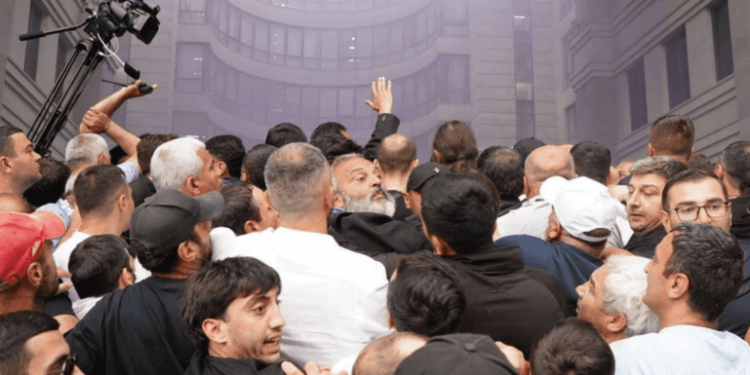 ԱԳՆ-ի մոտ բախումների 3 մասնակցի մեղադրանք է ներկայացվել, նրանցից երկուսը կալանավորվել են. ՔԿ