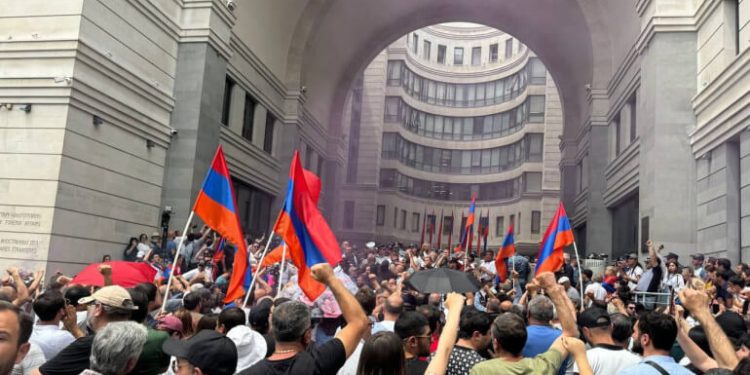 ԱԳՆ շենքի դիմաց կատարված խուլիգանության դեպքի վարույթով նախաքննությունը, 3 անձի մասով, ավարտվել է․ ՔԿ