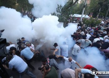 Ոստիկանությունը «Զարյա 3» լուսաձայնային նռնակ է կիրառել ցուցարարների դեմ. ըստ արտադրողի՝ այն օգտագործվում է զինված հանցագործների դեմ․ Hetq.am