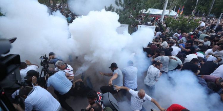 Ոստիկանությունը «Զարյա 3» լուսաձայնային նռնակ է կիրառել ցուցարարների դեմ. ըստ արտադրողի՝ այն օգտագործվում է զինված հանցագործների դեմ․ Hetq.am