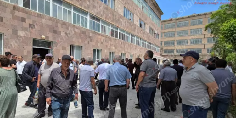 Բողոքի ակցիա «Հրազդան ցեմենտ» գործարանում. աշխատակիցներն աշխատավարձ չեն ստանում