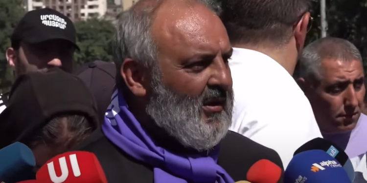 Ես ասել եմ նկարներ ունե՞մ, hիվա՞նդ է դա, ունենամ էլ, չեմ հրապարակի․ Բագրատ Սրբազանը՝ Արթուր Հովհաննիսյանի հայտարարության մասին