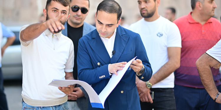 Շուրջ 30 ավտոտնակի փոխարեն27 բարեկարգ բակ Քանաքեռ-Զեյթունում. Ավինյանն այցելել է վարչական շրջան (տեսանյութ)