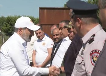 Փաշինյանը «հանրության մեջ դուրս կգա». ամեն բան անում են` անթերի հանդիպումների համար. «Ժողովուրդ»