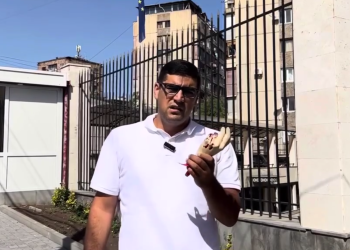 Լրագրող Բորիս Մուրազին ԵՄ դեսպանին է փոխանցել ոստիկանական բռնության հետևանքով քաղաքացու կտրված դաստակի սիմվոլը։