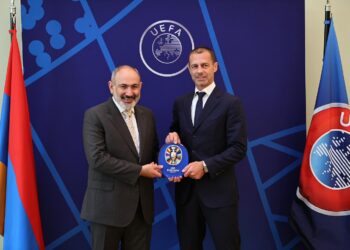 Ֆուտբոլի Եվրոպայի առաջնությանը մասնակցելու հեշտ և հարմար եղանակ են գտել՝ պաշտոնական այց դեպի այդ երկիր՝ պետական բյուջեի հաշվին. «Ժողովուրդ»