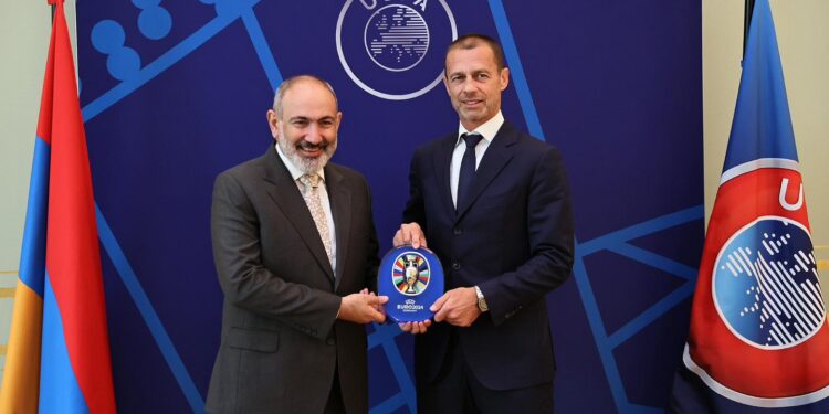 Ֆուտբոլի Եվրոպայի առաջնությանը մասնակցելու հեշտ և հարմար եղանակ են գտել՝ պաշտոնական այց դեպի այդ երկիր՝ պետական բյուջեի հաշվին. «Ժողովուրդ»