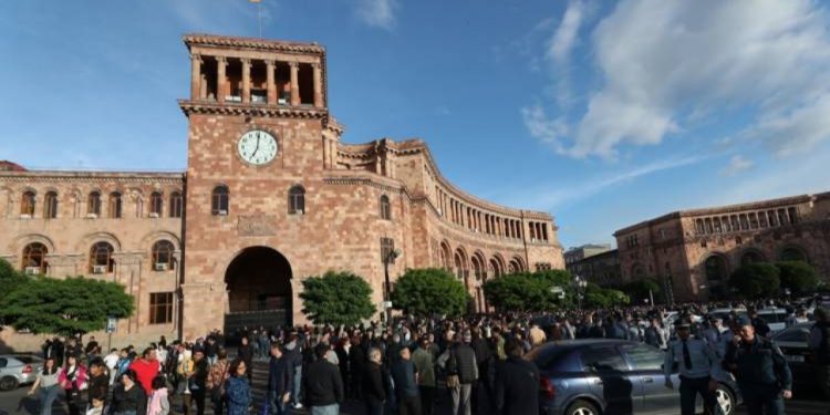 Արցախում հուղարկավորված զոհերի հարազատները որոշել են բողոքի ակցիա անել կառավարության շենքի մոտ. Հրապարակ