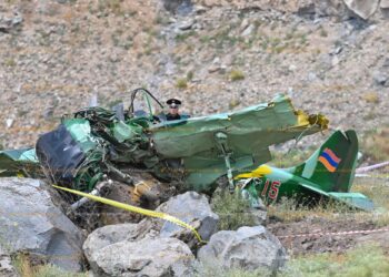 Փրկարարները հատուկ տեխնիկայի միջոցով դուրս են բերում դիերը կործանված ինքնաթիռից