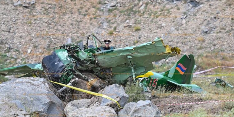 Փրկարարները հատուկ տեխնիկայի միջոցով դուրս են բերում դիերը կործանված ինքնաթիռից