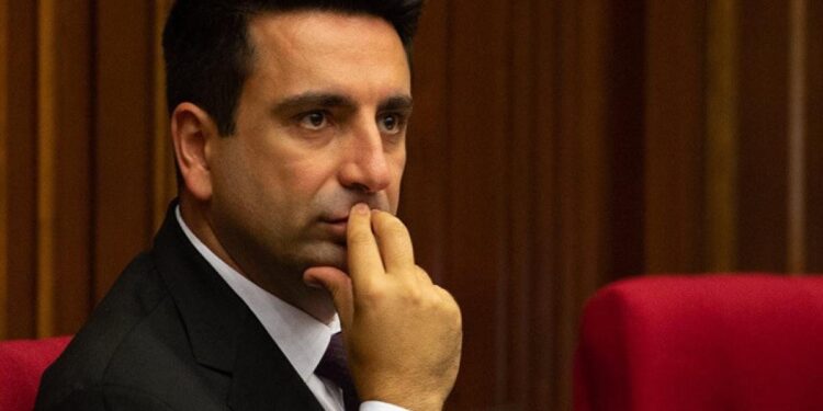 Ալեն Սիմոնյանը ծաղիկներ է ուղարկել դատավորին` «հասկացնելու» նրա սխալ քայլը. «Ժողովուրդ»