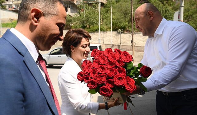 Փարամազյանի «ծաղկային դիվանագիտությունը» տապալվել է. «ժողովուրդ»