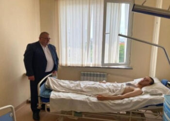 Մարզպետն այցելել է օրերս վթարի ենթարկված Շիրակի մարզի երկու զորացրված զինծառայողներին