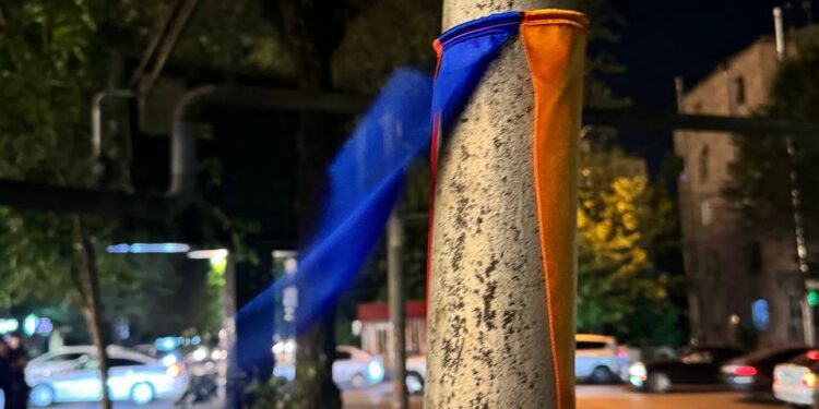 Երիտասարդները դրոշներ և պիտակներ են փակցրել Երևանում. Սրբազան պայքար