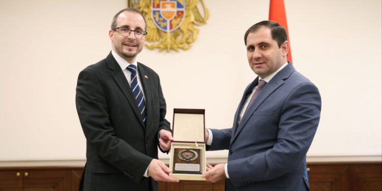 Սուրեն Պապիկյանն ու Ավստրիայի դեսպանը քննարկել են պաշտպանության բնագավառում համագործակցության հեռանկարները