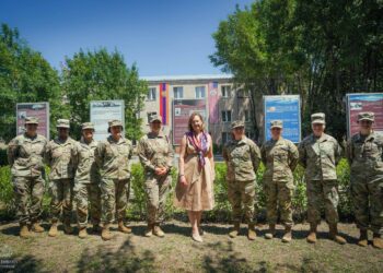 Քվինը ամերիկացի գեներալների հետ դիտարկել է «Արծիվ գործընկեր 24» զորավարժության ընթացքը