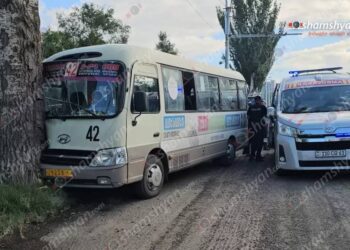 Մյասնիկյան պողոտայում թիվ 42 երթուղին սպասարկող ավտոբուսը բախվել է ծառին