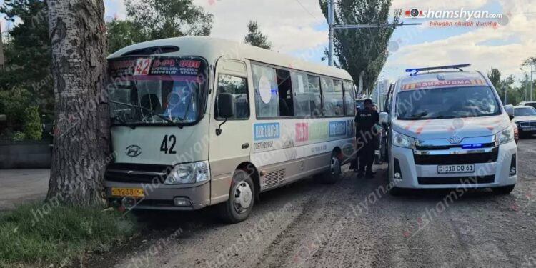 Մյասնիկյան պողոտայում թիվ 42 երթուղին սպասարկող ավտոբուսը բախվել է ծառին