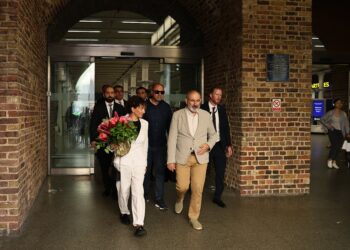 Փաշինյանի լուսանկարիչների և օպերատորների թիվը գործուղումների ժամանակ ավելի մեծ է, քան դիվանագետներինը. «ժողովուրդ»