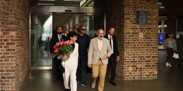 Փաշինյանի լուսանկարիչների և օպերատորների թիվը գործուղումների ժամանակ ավելի մեծ է, քան դիվանագետներինը. «ժողովուրդ»