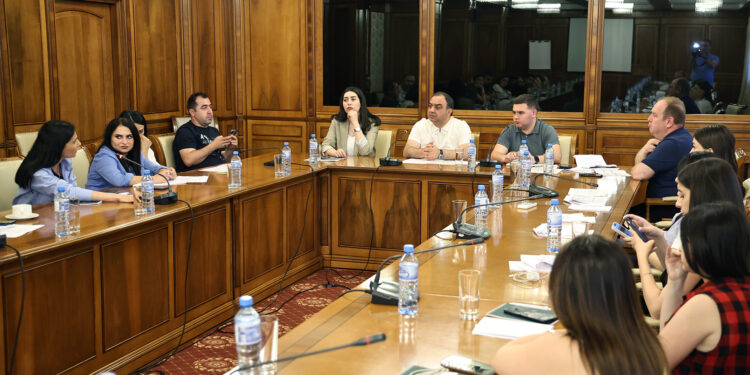 Վահե Ղազարյանը Ծաղկաձորում հանդիպել է լրագրողների հետ