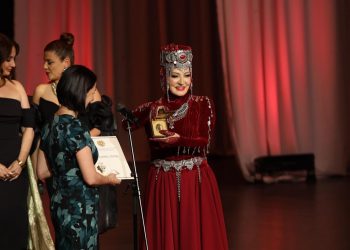 Ժաննա Անդրեասյանը Սոֆի Դևոյանին պարգևատրել է ԿԳՄՍՆ ոսկե մեդալով