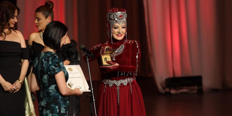 Ժաննա Անդրեասյանը Սոֆի Դևոյանին պարգևատրել է ԿԳՄՍՆ ոսկե մեդալով