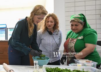 Սամանթա Փաուերն արցախցի կանանց հետ Երևանում ժենգյալով հաց է պատրաստել