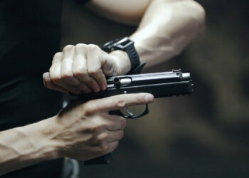 Օտարերկրացին ներխուժել է ոստիկանության Կոտայքի բաժին ու կրակել․ կան վիրավորներ