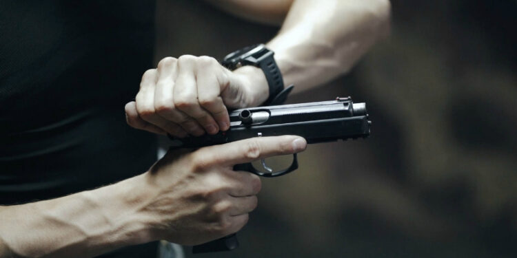 Օտարերկրացին ներխուժել է ոստիկանության Կոտայքի բաժին ու կրակել․ կան վիրավորներ