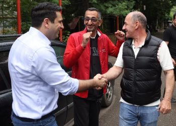 ԱԺ նախագահ Ալեն Սիմոնյանը շրջում է Վանաձորի փողոցներով