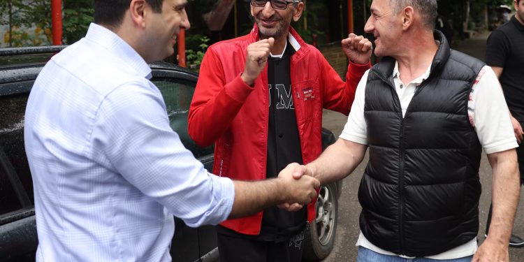 ԱԺ նախագահ Ալեն Սիմոնյանը շրջում է Վանաձորի փողոցներով