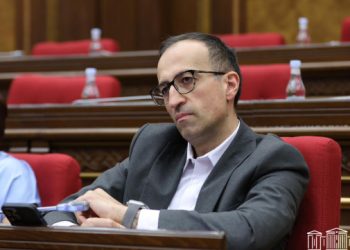 «Հայ առաքելական եկեղեցին ավելի հեղինակազրկվեց, ինչից ես անձնապես ուրախանում եմ, որովհետև ինչքան եկեղեցին թույլ է, այնքան ուժեղ է պետությունը». Արսեն Թորոսյան