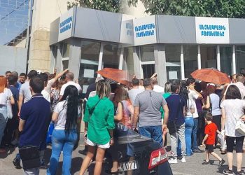 Անձնագրային կետերում  ամիսներով տեղեր չկան. «Ժողովուրդ»