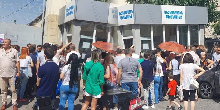 Անձնագրային կետերում ամիսներով տեղեր չկան. «Ժողովուրդ»