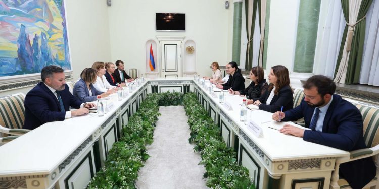 Վարդապետյանն ընդունել է ՀՀ-ում ԱՄՆ արտակարգ և լիազոր դեսպան Քրիստինա Քվինի գլխավորած պատվիրակությանը