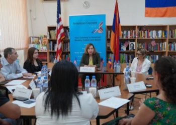 Կապանում դեսպան Քվինը հանդիպել է Լեռնային Ղարաբաղից տեղահանված անձանց՝ լսելու նրանց կարիքների մասին